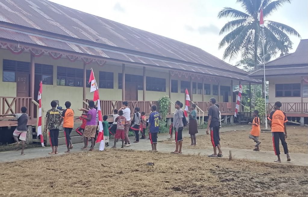 Aktivitas sekolah di Kapiraya tampak aktif, namun belum sepenuhnya para murid hadir di sekolah, 21 Agustus 2026. (Foto: Istimewa/Alpius Minama)