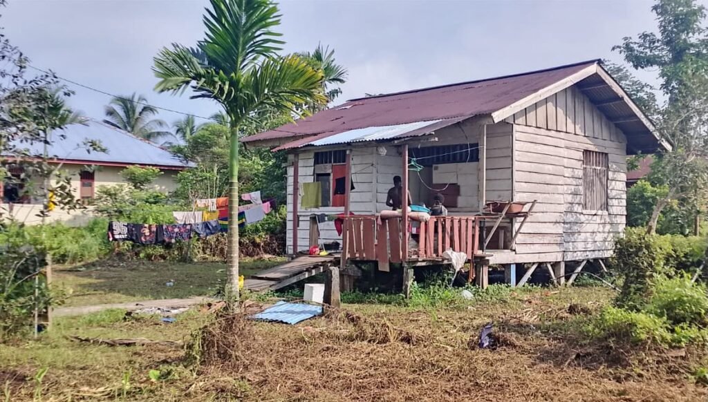 Beberapa warga mulai kembali menempati kediamannya di Kapiraya, pada 21 Agustus 2026. (Foto: Istimewa/Alpius Minama)