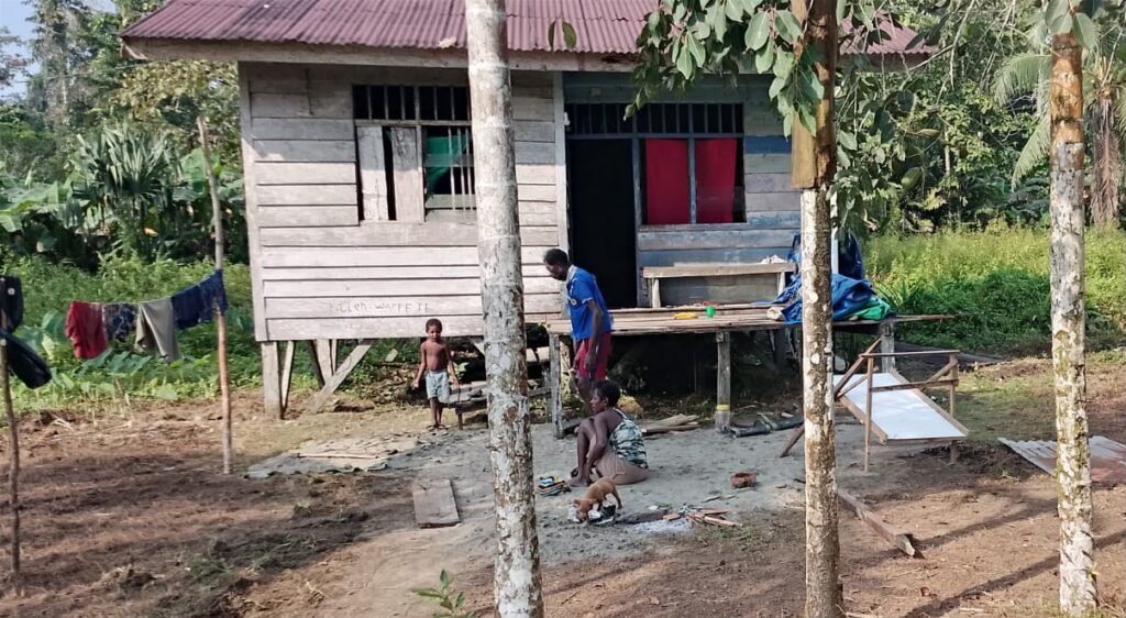 Beberapa warga mulai kembali menempati kediamannya di Kapiraya, pada 21 Agustus 2026. (Foto: Istimewa/Alpius Minama)