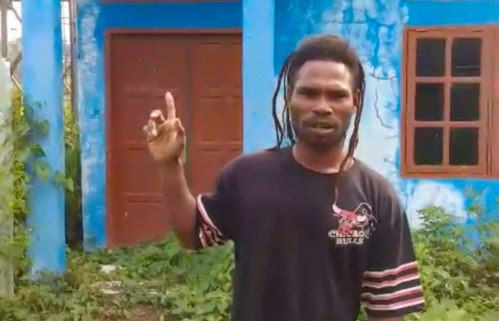 Alpius Minama, warga Kapiraya, menjelaskan bahwa pelayanan air bersih tidak lagi berjalan. (Foto: Istimewa)