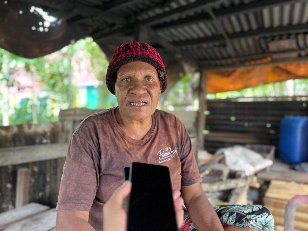 Magdalena Kamoroko, Warga Kapiraya yang juga merupakan Tokoh Perempuan Kamoro. (Foto: Galeri Papua/Endy Langobelen)
