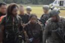 Proses evakuasi salah satu korban penyanderaan KKB di Kabupaten Mimika. (Foto: Istimewa/Satgas Humas Operasi Damai Cartenz)