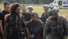 Proses evakuasi salah satu korban penyanderaan KKB di Kabupaten Mimika. (Foto: Istimewa/Satgas Humas Operasi Damai Cartenz)