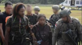 Proses evakuasi salah satu korban penyanderaan KKB di Kabupaten Mimika. (Foto: Istimewa/Satgas Humas Operasi Damai Cartenz)