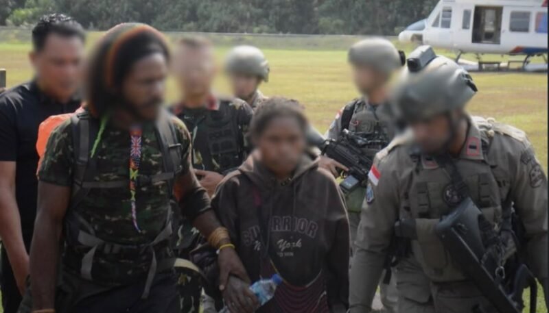 Proses evakuasi salah satu korban penyanderaan KKB di Kabupaten Mimika. (Foto: Istimewa/Satgas Humas Operasi Damai Cartenz)