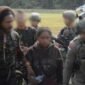 Proses evakuasi salah satu korban penyanderaan KKB di Kabupaten Mimika. (Foto: Istimewa/Satgas Humas Operasi Damai Cartenz)