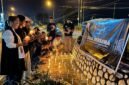 Pewarta Foto Indonesia (PFI) Kota Timika bersama Jurnalis Perempuan Mimika, dan sejumlah jurnalis Mimika menggelar doa bersama di Bundaran Timika Indah, Kabupaten Mimika, Papua Tengah, Senin (14/9/2026). (Foto: Galeri Papua/Endy Langobelen)