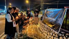 Pewarta Foto Indonesia (PFI) Kota Timika bersama Jurnalis Perempuan Mimika, dan sejumlah jurnalis Mimika menggelar doa bersama di Bundaran Timika Indah, Kabupaten Mimika, Papua Tengah, Senin (14/9/2026). (Foto: Galeri Papua/Endy Langobelen)
