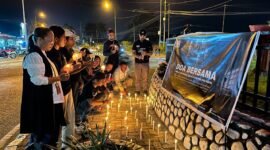 Pewarta Foto Indonesia (PFI) Kota Timika bersama Jurnalis Perempuan Mimika, dan sejumlah jurnalis Mimika menggelar doa bersama di Bundaran Timika Indah, Kabupaten Mimika, Papua Tengah, Senin (14/9/2026). (Foto: Galeri Papua/Endy Langobelen)