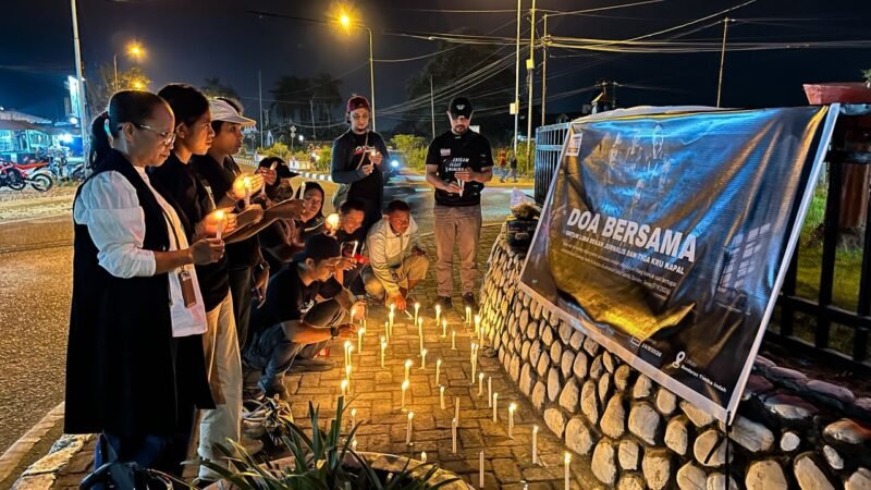Pewarta Foto Indonesia (PFI) Kota Timika bersama Jurnalis Perempuan Mimika, dan sejumlah jurnalis Mimika menggelar doa bersama di Bundaran Timika Indah, Kabupaten Mimika, Papua Tengah, Senin (14/9/2026). (Foto: Galeri Papua/Endy Langobelen)