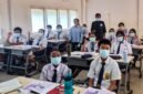 Amungsa Foundation membagikan masker kepada pelajar di Mimika. (Foto: Yayasan Amungsa Cares Papua)