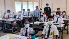 Amungsa Foundation membagikan masker kepada pelajar di Mimika. (Foto: Yayasan Amungsa Cares Papua)