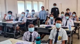 Amungsa Foundation membagikan masker kepada pelajar di Mimika. (Foto: Yayasan Amungsa Cares Papua)