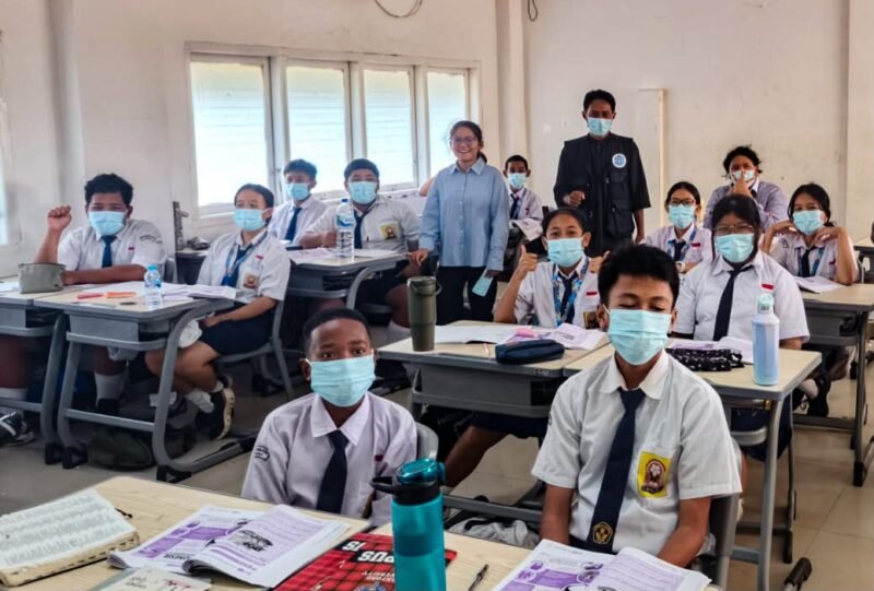 Amungsa Foundation membagikan masker kepada pelajar di Mimika. (Foto: Yayasan Amungsa Cares Papua)