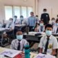 Amungsa Foundation membagikan masker kepada pelajar di Mimika. (Foto: Yayasan Amungsa Cares Papua)