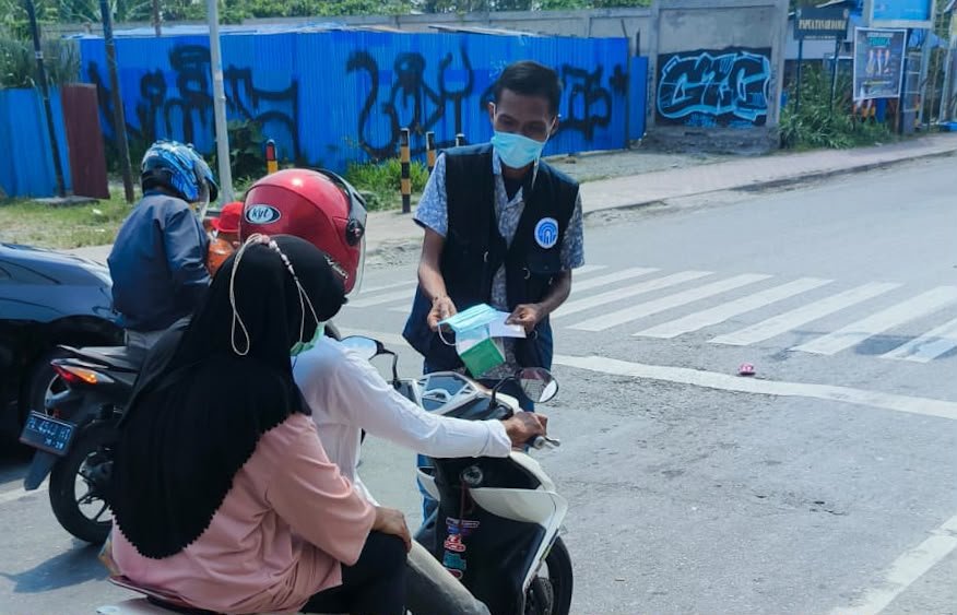 Amungsa Foundation membagikan masker kepada masyarakat di Mimika. (Foto: Yayasan Amungsa Cares Papua)
