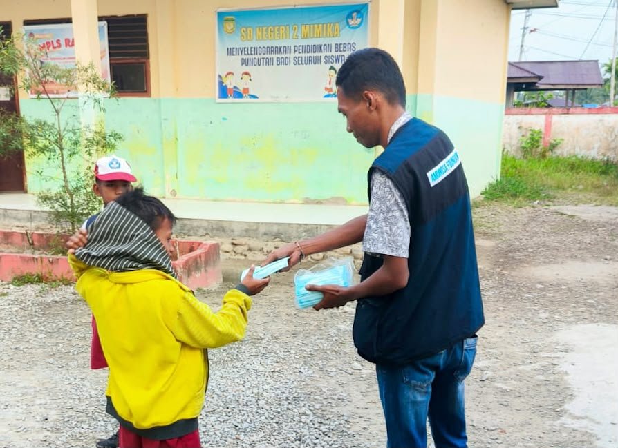 Amungsa Foundation membagikan masker kepada pelajar di Mimika. (Foto: Yayasan Amungsa Cares Papua)