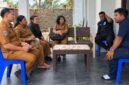 Badan Kesatuan Bangsa dan Politik (Kesbangpol) Kabupaten Mimika berkunjung ke kantor Yayasan Amungsa Cares Papua. (Foto: Yayasan Amungsa Cares Papua)