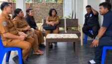 Badan Kesatuan Bangsa dan Politik (Kesbangpol) Kabupaten Mimika berkunjung ke kantor Yayasan Amungsa Cares Papua. (Foto: Yayasan Amungsa Cares Papua)