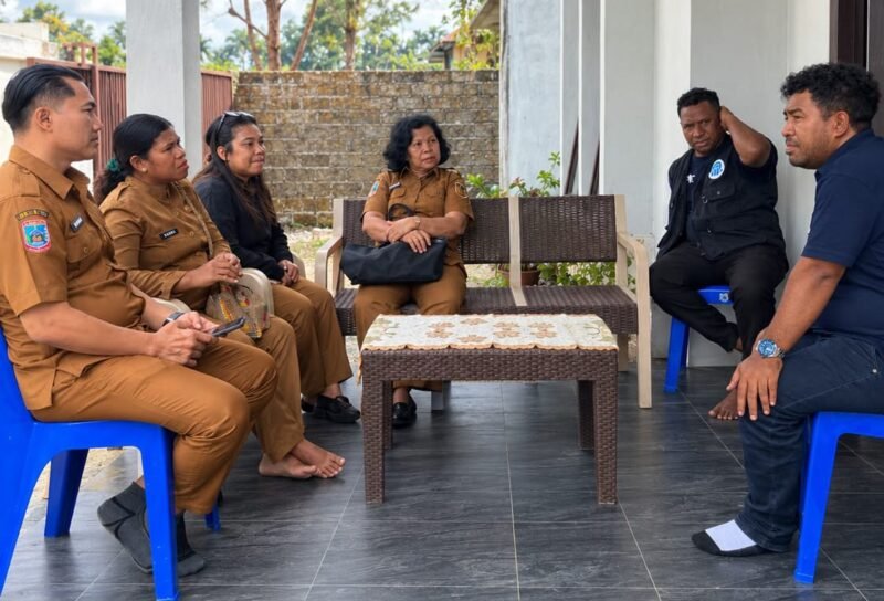 Badan Kesatuan Bangsa dan Politik (Kesbangpol) Kabupaten Mimika berkunjung ke kantor Yayasan Amungsa Cares Papua. (Foto: Yayasan Amungsa Cares Papua)