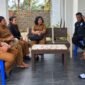 Badan Kesatuan Bangsa dan Politik (Kesbangpol) Kabupaten Mimika berkunjung ke kantor Yayasan Amungsa Cares Papua. (Foto: Yayasan Amungsa Cares Papua)