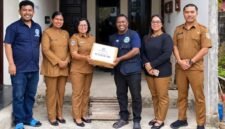 Penyerahan masker oleh Yayasan Amungsa Cares Papua kepada Kesbangpol Mimika menjadi simbol ajakan agar kepedulian terhadap kesehatan tidak hanya menjadi tanggung jawab satu pihak, tetapi menjadi gerakan bersama. (Foto: Yayasan Amungsa Cares Papua)