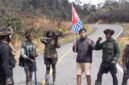 Seorang pria pendatang diminta mengangkat bendera bintang kejora dan menyerukan dukungan Papua merdeka oleh sekelompok orang bersenjata di salah satu ruas jalan di Kabupaten Jayawijaya, Papua Pegunungan, Selasa (15/9/2026). (Foto: Istimewa/Tangkapan layar video amatir)