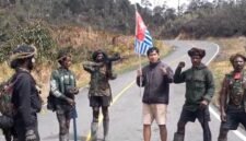Seorang pria pendatang diminta mengangkat bendera bintang kejora dan menyerukan dukungan Papua merdeka oleh sekelompok orang bersenjata di salah satu ruas jalan di Kabupaten Jayawijaya, Papua Pegunungan, Selasa (15/9/2026). (Foto: Istimewa/Tangkapan layar video amatir)