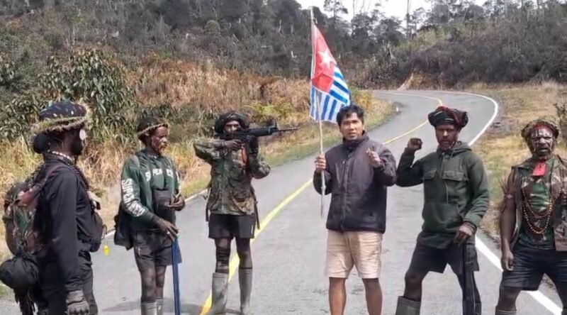 Seorang pria pendatang diminta mengangkat bendera bintang kejora dan menyerukan dukungan Papua merdeka oleh sekelompok orang bersenjata di salah satu ruas jalan di Kabupaten Jayawijaya, Papua Pegunungan, Selasa (15/9/2026). (Foto: Istimewa/Tangkapan layar video amatir)