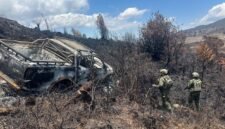 Aparat militer dari Koops TNI Habema menemukan jenazah Aris Sanda alias Bapak Tasya, pengemudi kendaraan lajuran yang menjadi korban kekerasan kelompok bersenjata, dalam kondisi terbakar bersama sebuah mobil di kawasan sekitar Danau Habema, Gunung Boy, Distrik Trikora, Kabupaten Jayawijaya, Papua Pegunungan. (Foto: Koops TNI Habema)