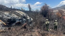 Aparat militer dari Koops TNI Habema menemukan jenazah Aris Sanda alias Bapak Tasya, pengemudi kendaraan lajur­an yang menjadi korban kekerasan kelompok bersenjata, dalam kondisi terbakar bersama sebuah mobil di kawasan sekitar Danau Habema, Gunung Boy, Distrik Trikora, Kabupaten Jayawijaya, Papua Pegunungan. (Foto: Koops TNI Habema)