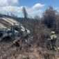 Aparat militer dari Koops TNI Habema menemukan jenazah Aris Sanda alias Bapak Tasya, pengemudi kendaraan lajur­an yang menjadi korban kekerasan kelompok bersenjata, dalam kondisi terbakar bersama sebuah mobil di kawasan sekitar Danau Habema, Gunung Boy, Distrik Trikora, Kabupaten Jayawijaya, Papua Pegunungan. (Foto: Koops TNI Habema)