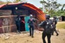 Personel gabungan Polres Mimika dan Brimob menyisir area permukiman dan pinggiran hutan pascabentrok antar-kelompok di Distrik Kwamki Narama, Mimika, Papua Tengah, Rabu (16/9/2026). (Foto: Istimewa)