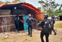 Personel gabungan Polres Mimika dan Brimob menyisir area permukiman dan pinggiran hutan pascabentrok antar-kelompok di Distrik Kwamki Narama, Mimika, Papua Tengah, Rabu (16/9/2026). (Foto: Istimewa)