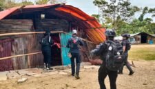 Personel gabungan Polres Mimika dan Brimob menyisir area permukiman dan pinggiran hutan pascabentrok antar-kelompok di Distrik Kwamki Narama, Mimika, Papua Tengah, Rabu (16/9/2026). (Foto: Istimewa)