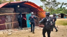 Personel gabungan Polres Mimika dan Brimob menyisir area permukiman dan pinggiran hutan pascabentrok antar-kelompok di Distrik Kwamki Narama, Mimika, Papua Tengah, Rabu (16/9/2026). (Foto: Istimewa)