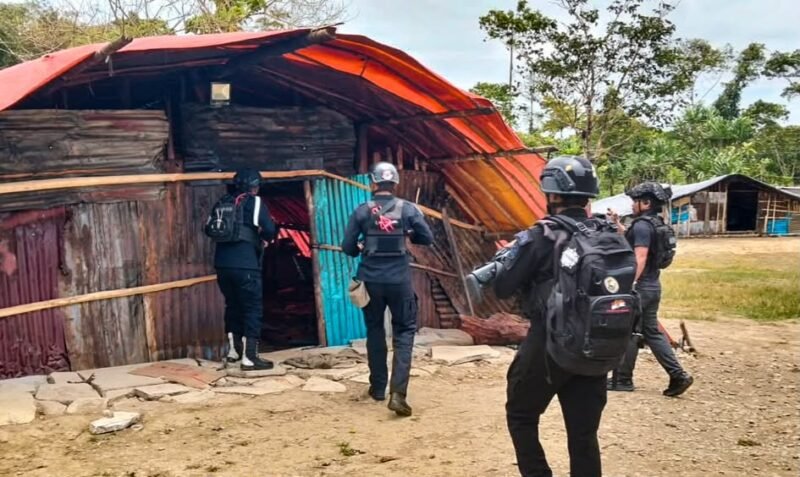 Personel gabungan Polres Mimika dan Brimob menyisir area permukiman dan pinggiran hutan pascabentrok antar-kelompok di Distrik Kwamki Narama, Mimika, Papua Tengah, Rabu (16/9/2026). (Foto: Istimewa)