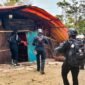Personel gabungan Polres Mimika dan Brimob menyisir area permukiman dan pinggiran hutan pascabentrok antar-kelompok di Distrik Kwamki Narama, Mimika, Papua Tengah, Rabu (16/9/2026). (Foto: Istimewa)