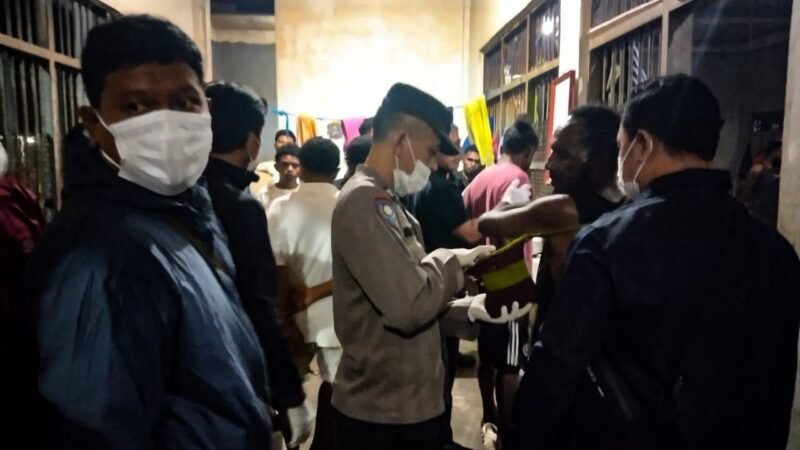 Petugas gabungan menyita puluhan benda tajam dan barang terlarang dari dalam blok hunian warga binaan Lembaga Pemasyarakatan (Lapas) Kelas IIB Timika, Distrik Iwaka, Kabupaten Mimika, Papua Tengah.