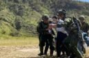 Koops TNI Habema mengevakuasi Sinta Bilolo, istri almarhum Aris Sanda, sopir korban pembunuhan KKB, dari Distrik Mbua, Kabupaten Nduga, menuju Kota Wamena, Jayawijaya, Papua Pegunungan, Kamis (17/9/2026). (Foto: Koops TNI Habema)