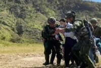 Koops TNI Habema mengevakuasi Sinta Bilolo, istri almarhum Aris Sanda, sopir korban pembunuhan KKB, dari Distrik Mbua, Kabupaten Nduga, menuju Kota Wamena, Jayawijaya, Papua Pegunungan, Kamis (17/9/2026). (Foto: Koops TNI Habema)