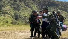 Koops TNI Habema mengevakuasi Sinta Bilolo, istri almarhum Aris Sanda, sopir korban pembunuhan KKB, dari Distrik Mbua, Kabupaten Nduga, menuju Kota Wamena, Jayawijaya, Papua Pegunungan, Kamis (17/9/2026). (Foto: Koops TNI Habema)