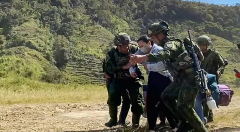 Koops TNI Habema mengevakuasi Sinta Bilolo, istri almarhum Aris Sanda, sopir korban pembunuhan KKB, dari Distrik Mbua, Kabupaten Nduga, menuju Kota Wamena, Jayawijaya, Papua Pegunungan, Kamis (17/9/2026). (Foto: Koops TNI Habema)