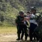 Koops TNI Habema mengevakuasi Sinta Bilolo, istri almarhum Aris Sanda, sopir korban pembunuhan KKB, dari Distrik Mbua, Kabupaten Nduga, menuju Kota Wamena, Jayawijaya, Papua Pegunungan, Kamis (17/9/2026). (Foto: Koops TNI Habema)