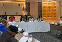 Wakil Ketua I Pansus Papua DPD RI, Filep Wamafma, didampingi Bupati Mimika, Johannes Rettob, saat Rapat Dengar Pendapat dan Dialog Penanganan Konflik Papua di Aula Pertemuan Kantor Pusat Pemerintahan SP 3, Mimika, Papua Tengah, Kamis (17/9/2026). (Foto: Galeri Papua/Ahmad)