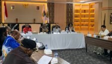 Wakil Ketua I Pansus Papua DPD RI, Filep Wamafma, didampingi Bupati Mimika, Johannes Rettob, saat Rapat Dengar Pendapat dan Dialog Penanganan Konflik Papua di Aula Pertemuan Kantor Pusat Pemerintahan SP 3, Mimika, Papua Tengah, Kamis (17/9/2026). (Foto: Galeri Papua/Ahmad)