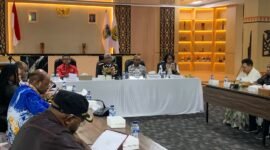 Wakil Ketua I Pansus Papua DPD RI, Filep Wamafma, didampingi Bupati Mimika, Johannes Rettob, saat Rapat Dengar Pendapat dan Dialog Penanganan Konflik Papua di Aula Pertemuan Kantor Pusat Pemerintahan SP 3, Mimika, Papua Tengah, Kamis (17/9/2026). (Foto: Galeri Papua/Ahmad)