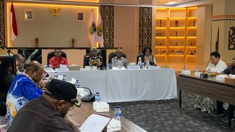 Wakil Ketua I Pansus Papua DPD RI, Filep Wamafma, didampingi Bupati Mimika, Johannes Rettob, saat Rapat Dengar Pendapat dan Dialog Penanganan Konflik Papua di Aula Pertemuan Kantor Pusat Pemerintahan SP 3, Mimika, Papua Tengah, Kamis (17/9/2026). (Foto: Galeri Papua/Ahmad)