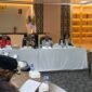 Wakil Ketua I Pansus Papua DPD RI, Filep Wamafma, didampingi Bupati Mimika, Johannes Rettob, saat Rapat Dengar Pendapat dan Dialog Penanganan Konflik Papua di Aula Pertemuan Kantor Pusat Pemerintahan SP 3, Mimika, Papua Tengah, Kamis (17/9/2026). (Foto: Galeri Papua/Ahmad)