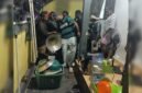 Para mahasiswa dan mahasiswi asal Tolikara mengemaskan barang-barang untuk keluar dari kontrakan lantaran belum dilakukan pembayaran, Kamis (18/9/2026). (Foto: Istimewa)